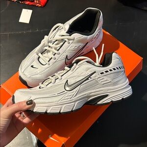 NWT Nike Women's INITIATOR White and Black Athletic Shoes
